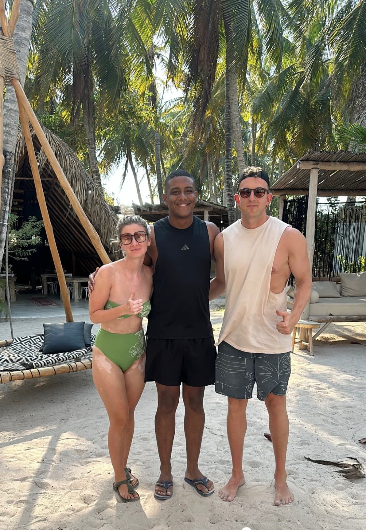 Pareja haciendo snorkel en aguas transparentes en Cartagena