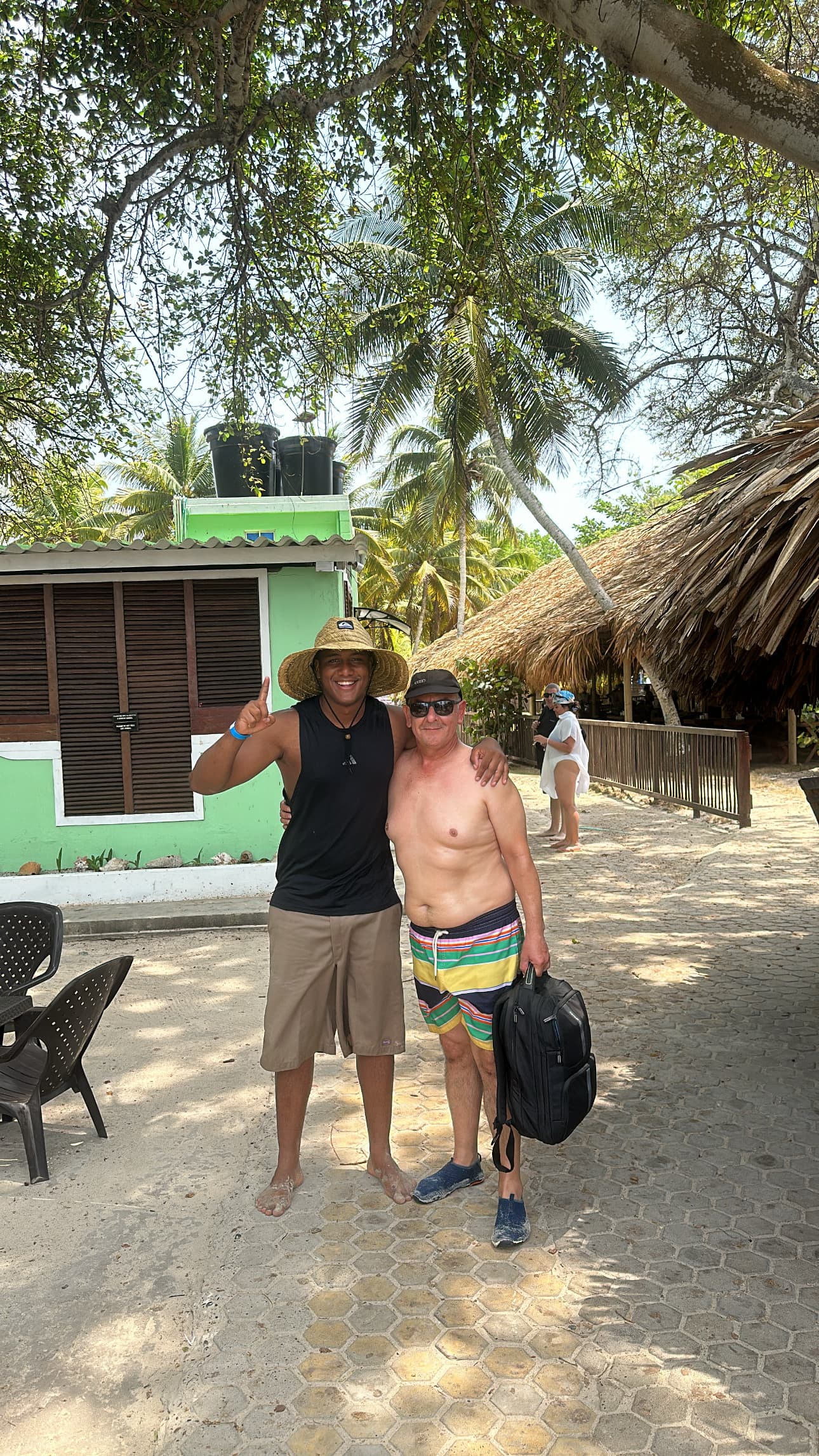 Pareja haciendo snorkel en aguas transparentes en Cartagena