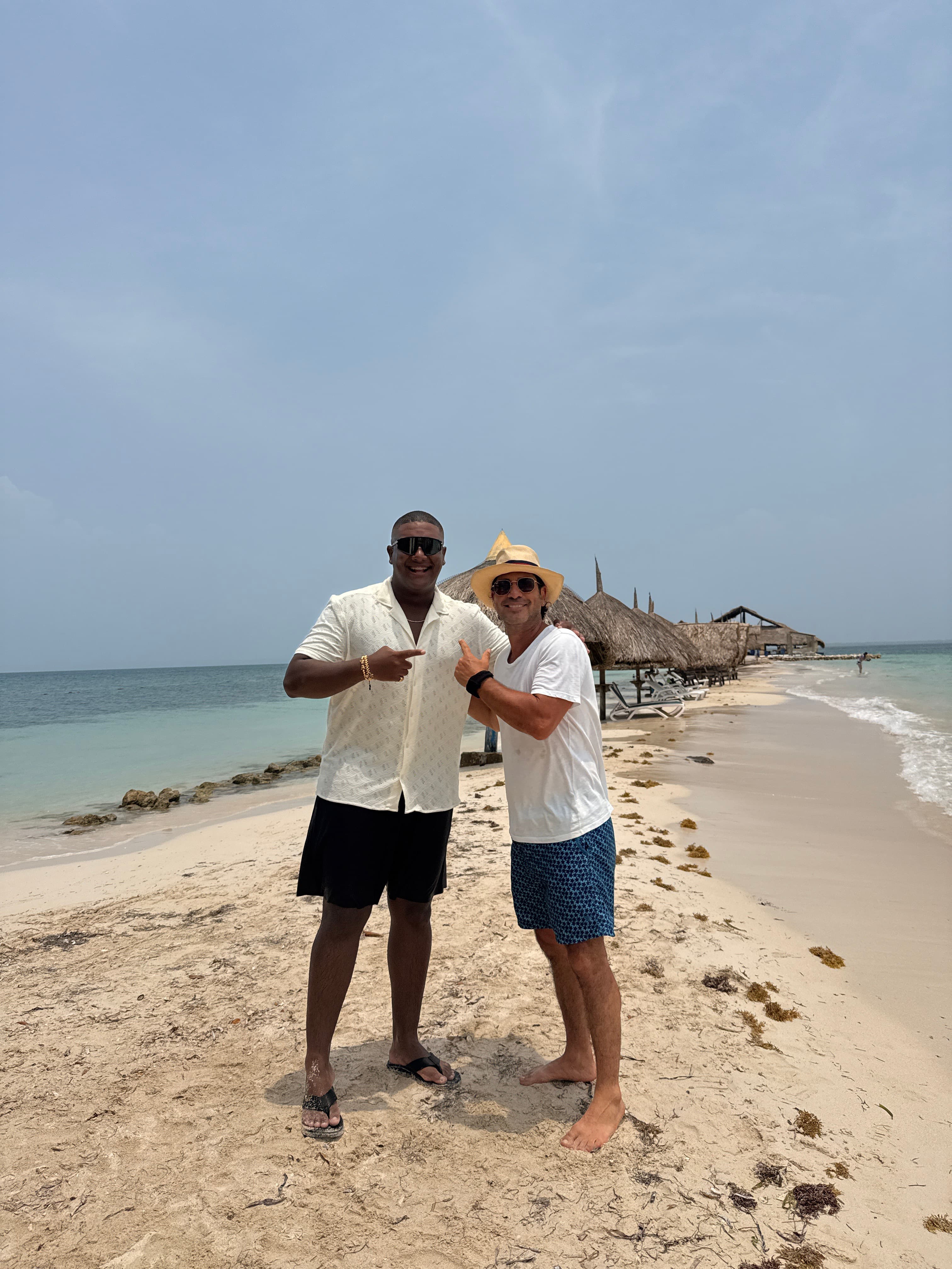 Pareja disfrutando una parada junto al mar durante un tour en Cartagena