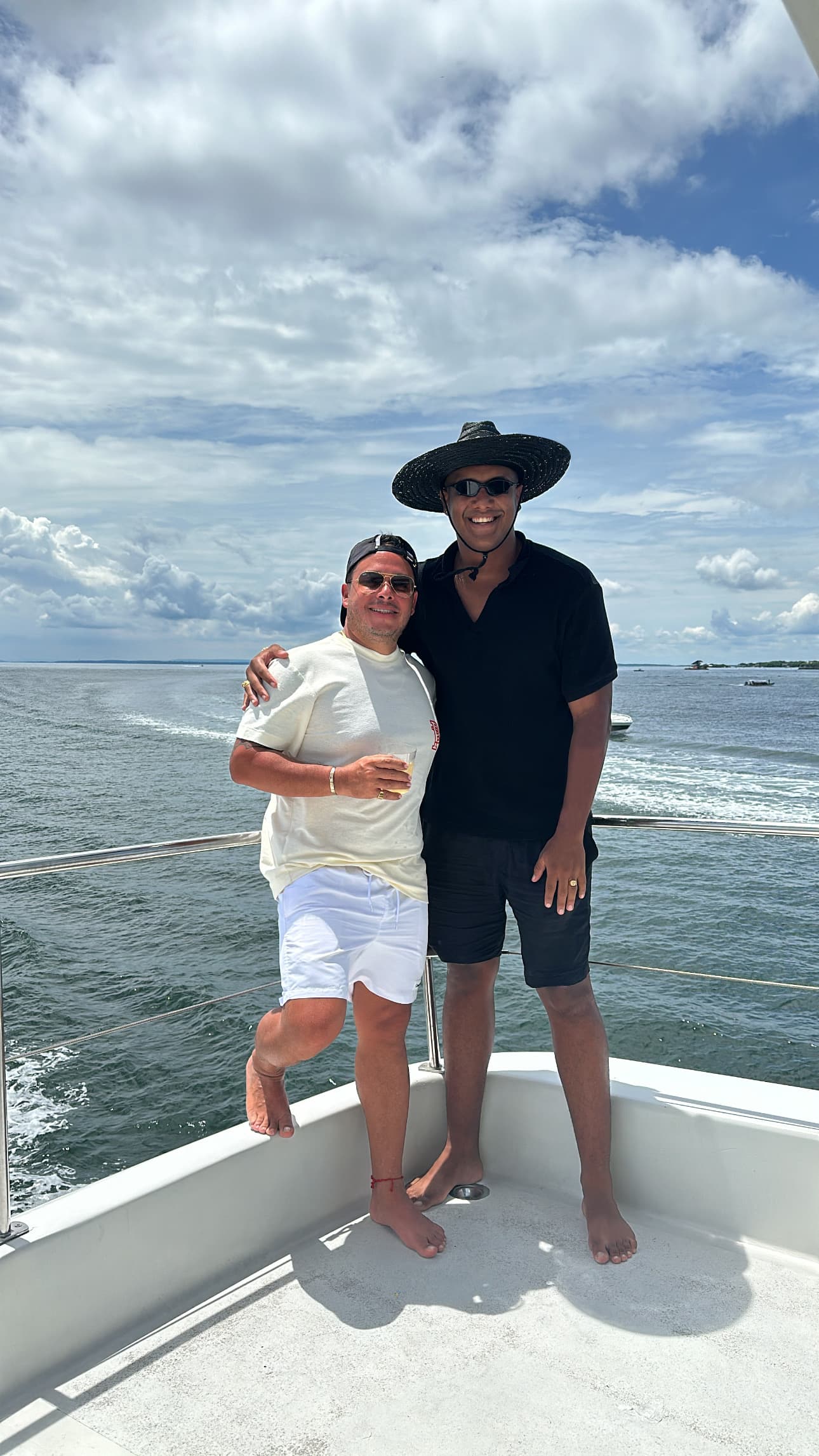 Grupo de viajeras disfrutando snorkel y mar cristalino en las Islas del Rosario