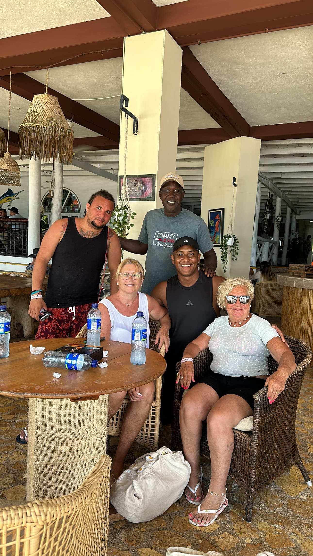 Viajeros disfrutando la piscina de un beach club en Cartagena