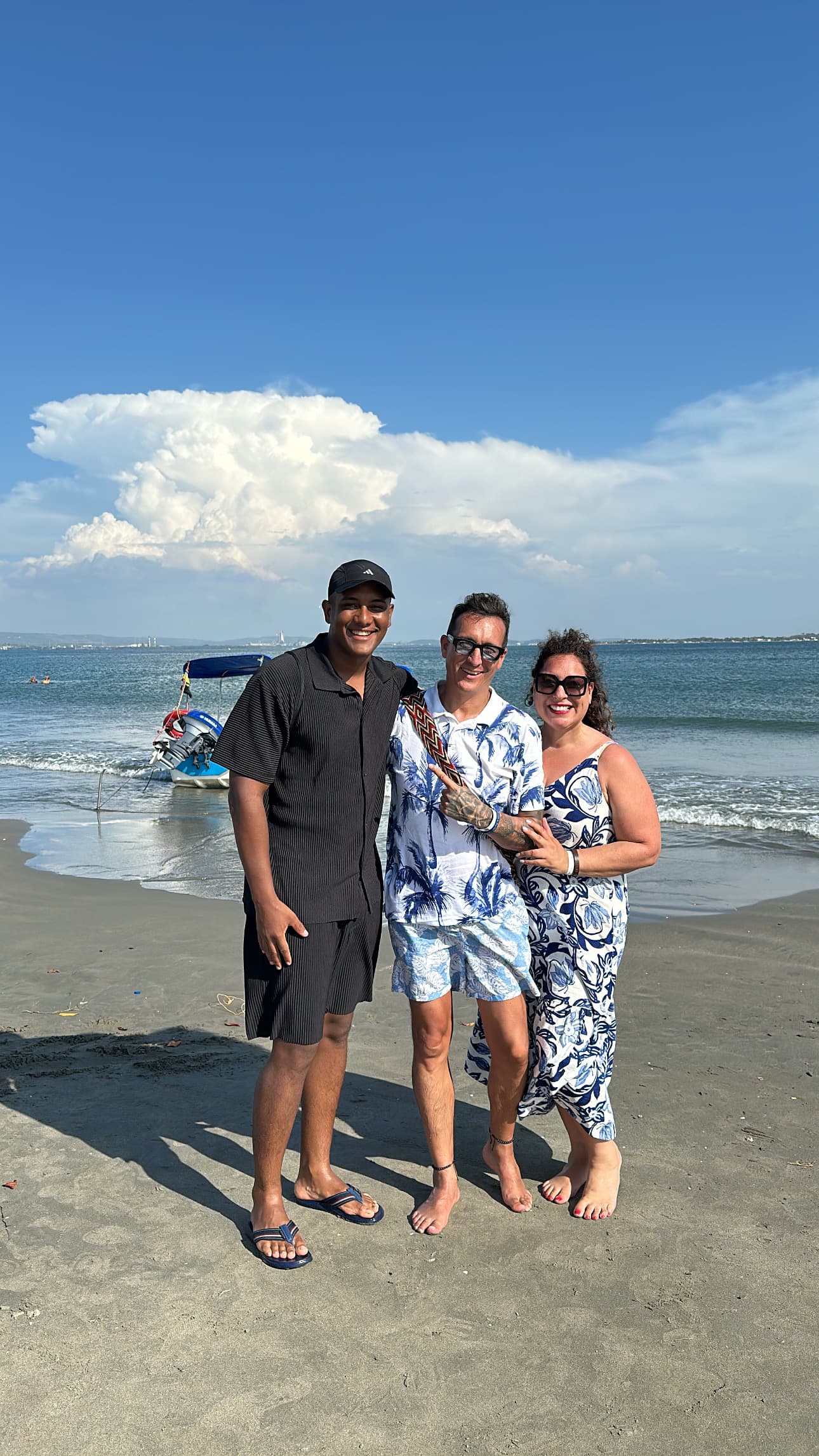 Pareja disfrutando de un beach club en Cartagena