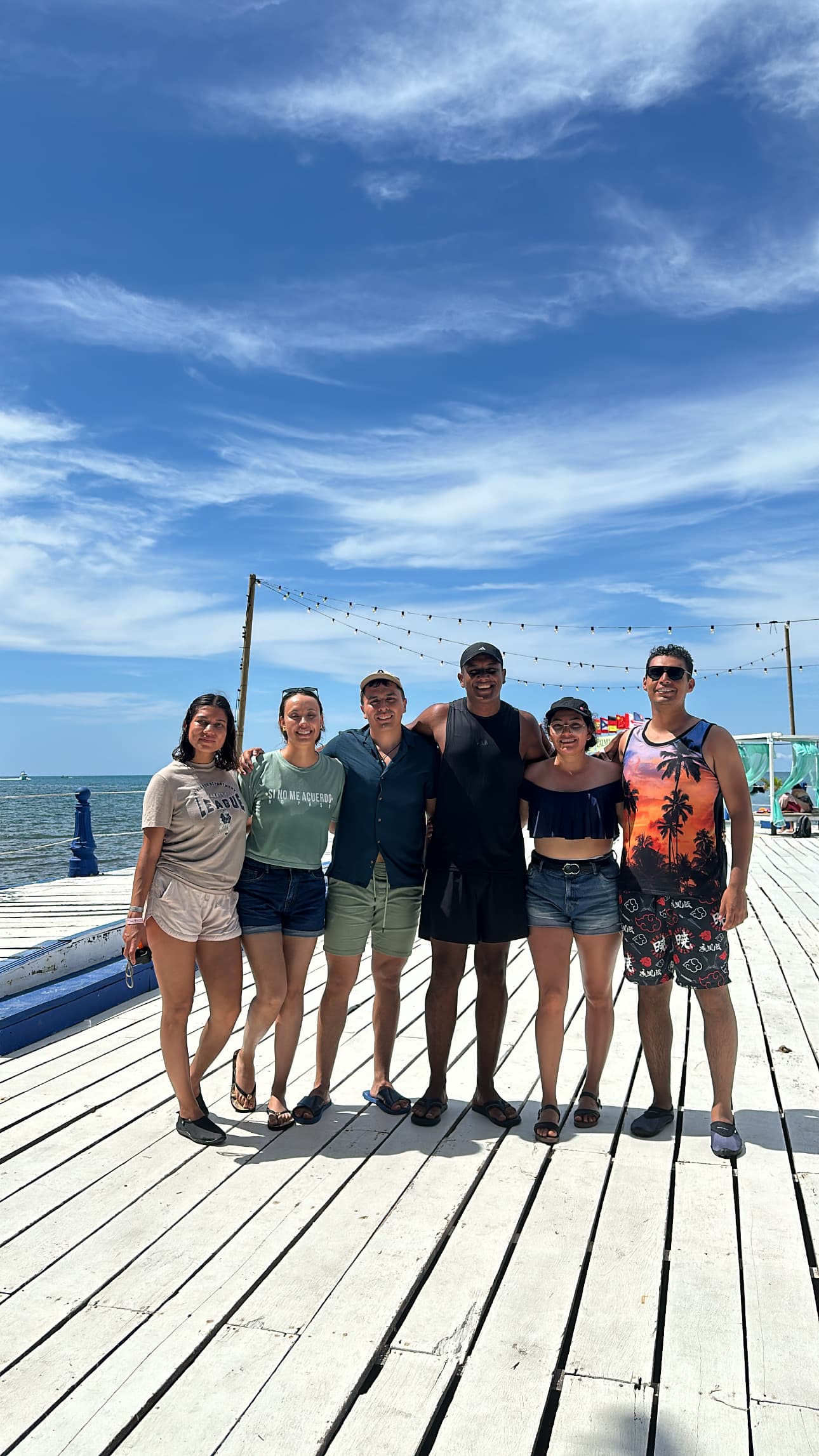Viajeras disfrutando una parada frente al mar en Cartagena